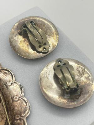 LOT 207J: Native American Silver Pin/Brooch and Clip On Earrings - 30.1 GTW