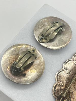 LOT 207J: Native American Silver Pin/Brooch and Clip On Earrings - 30.1 GTW