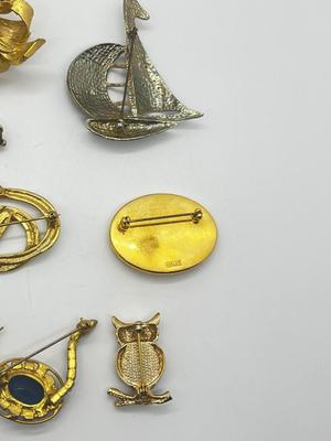 LOT 215J: Cute Pin/Brooch Collection