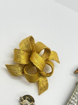 LOT 215J: Cute Pin/Brooch Collection