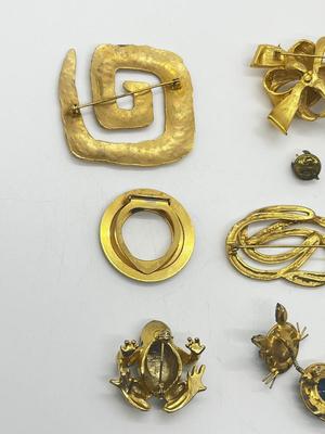 LOT 215J: Cute Pin/Brooch Collection