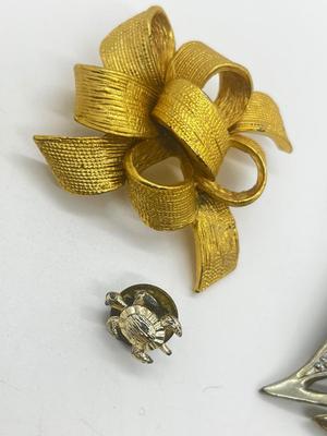 LOT 215J: Cute Pin/Brooch Collection