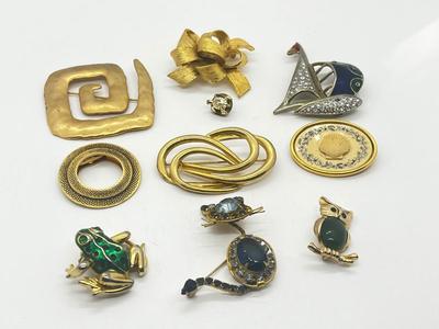 LOT 215J: Cute Pin/Brooch Collection