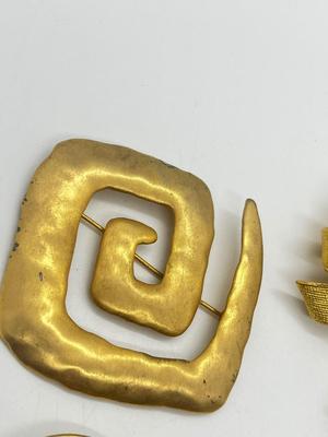 LOT 215J: Cute Pin/Brooch Collection