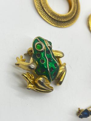 LOT 215J: Cute Pin/Brooch Collection