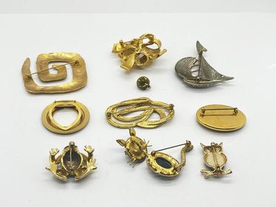 LOT 215J: Cute Pin/Brooch Collection