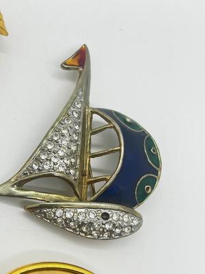 LOT 215J: Cute Pin/Brooch Collection