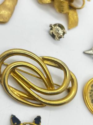 LOT 215J: Cute Pin/Brooch Collection