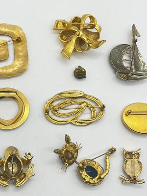LOT 215J: Cute Pin/Brooch Collection
