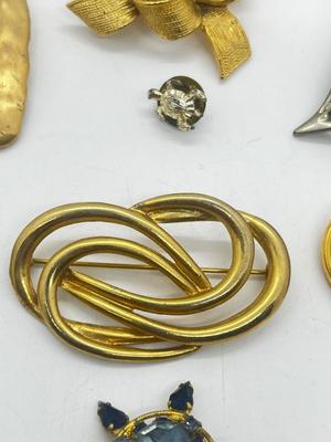 LOT 215J: Cute Pin/Brooch Collection