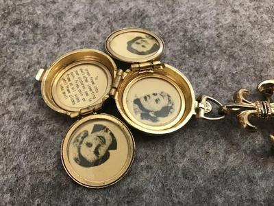 1950 Coro Pegasus 4 Locket pitcure Fleue De lis locket