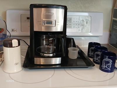 DeLonghi Programmable Automatic coffee maker with coffee bean grinder, large tray and 3 coffee mugs