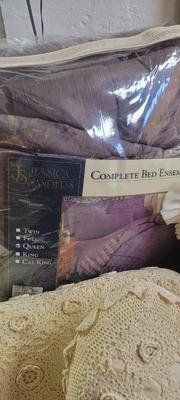 Queen bed ensemble, pillows