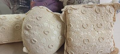 Queen bed ensemble, pillows