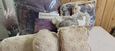 Queen bed ensemble, pillows