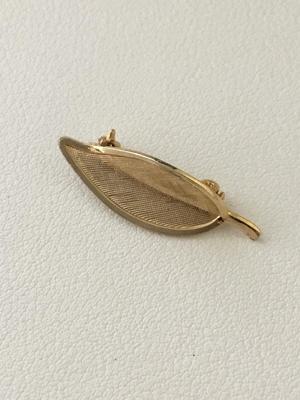 Gold tone leaf pin vintage