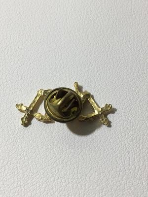 Vintage gold tone what would Jesus do pin