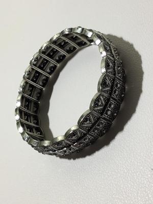 Beautiful silver tone stretchy bracelet