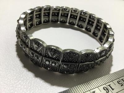Beautiful silver tone stretchy bracelet