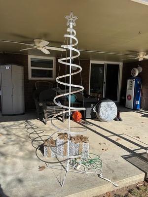 7’ MOTION SPIRAL ROPE LIGHT TREE AND LIGHTED GIFT BOXES