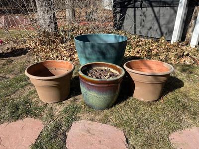 4 FLOWER POTS