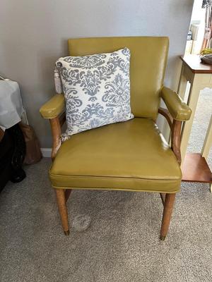 VINTAGE ARM CHAIR WITH CUSHION, NARROW END TABLE AND VINTAGE LAMP