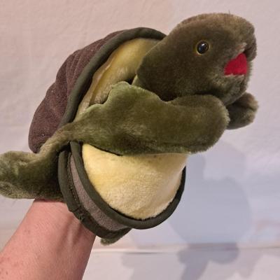 Assorted Stuffed Animals and Puppets (LR-EL)
