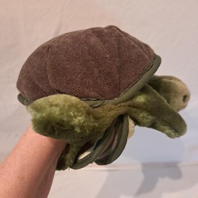 Assorted Stuffed Animals and Puppets (LR-EL)