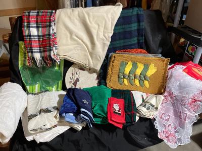 Wool blankets & assorted linens