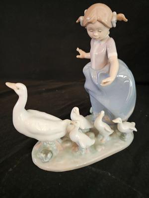LLADRO Porcelain "HURRY NOW" #5503 ~ Young Girl with Geese