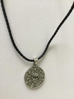 Unmarked fashion skull pendant rope necklace