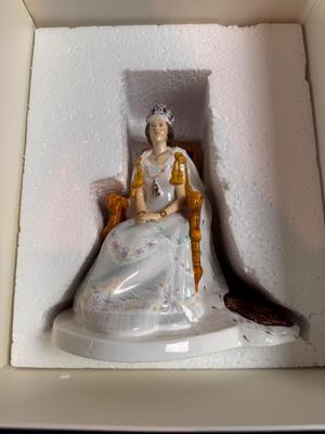 Royal Doulton Porcelain Figurine Diamond Jubilee Queen Elizabeth II - HN5582
