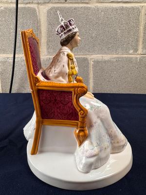 Royal Doulton Porcelain Figurine Diamond Jubilee Queen Elizabeth II - HN5582