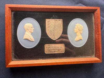 Wedgwood - HM Queen Elizabeth II Silver Jubilee Commemorative Framed Set