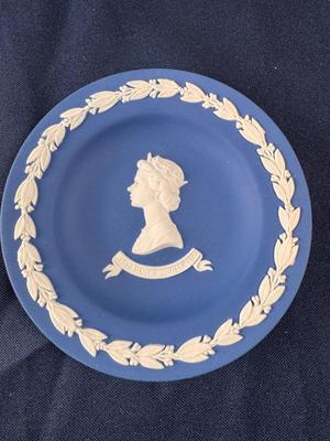 QUEEN Elizabeth Royal Silver Jubilee WEDGWOOD Jasper Royal Blue Dish Box