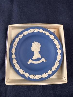 QUEEN Elizabeth Royal Silver Jubilee WEDGWOOD Jasper Royal Blue Dish Box