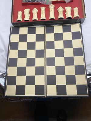 FLIP YOUR TOP AND SCULPTURED CHESS