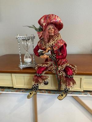 HOUR GLASS AND UNIQUE JESTER
