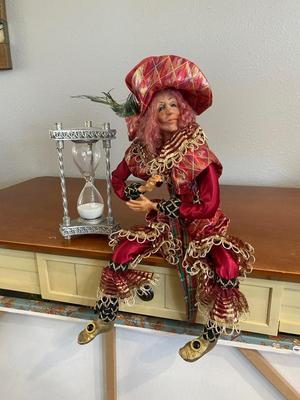 HOUR GLASS AND UNIQUE JESTER