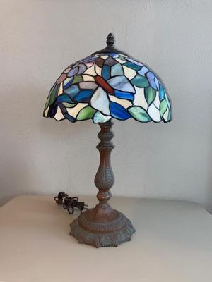 BEAUTIFUL TIFFANY STYLE STAINED GLASS LAMP