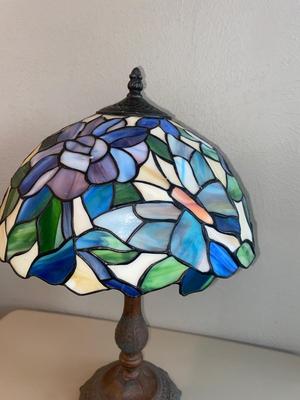 BEAUTIFUL TIFFANY STYLE STAINED GLASS LAMP