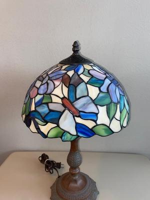 BEAUTIFUL TIFFANY STYLE STAINED GLASS LAMP