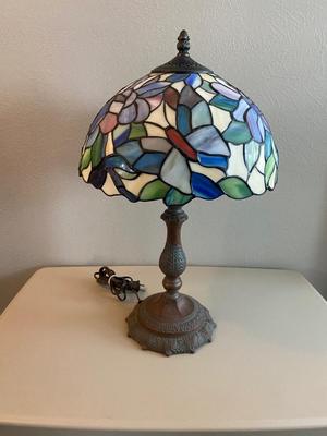 BEAUTIFUL TIFFANY STYLE STAINED GLASS LAMP