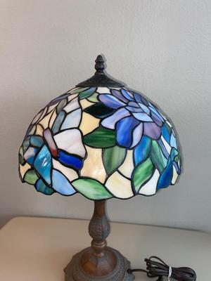 BEAUTIFUL TIFFANY STYLE STAINED GLASS LAMP