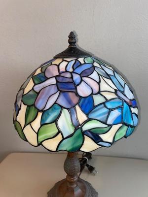 BEAUTIFUL TIFFANY STYLE STAINED GLASS LAMP