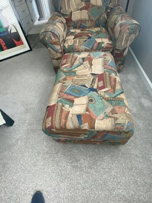 THE PERFECT BIG COMFY CHAIR FOR READING WITH FLOOR LAMP