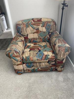 THE PERFECT BIG COMFY CHAIR FOR READING WITH FLOOR LAMP