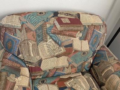 THE PERFECT BIG COMFY CHAIR FOR READING WITH FLOOR LAMP