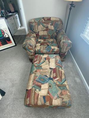 THE PERFECT BIG COMFY CHAIR FOR READING WITH FLOOR LAMP