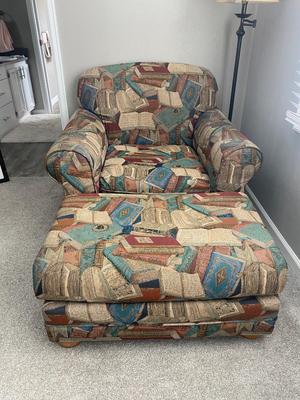 THE PERFECT BIG COMFY CHAIR FOR READING WITH FLOOR LAMP